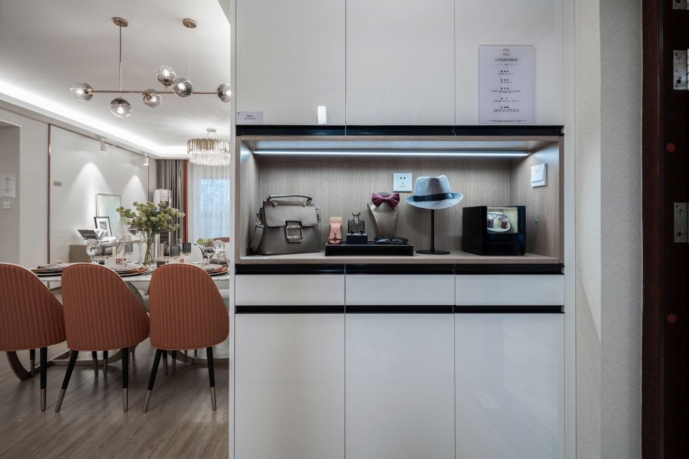 欧式轻奢风格室内家装案例效果图-玄关 欧式轻奢风格室内家装案例效果图-玄关